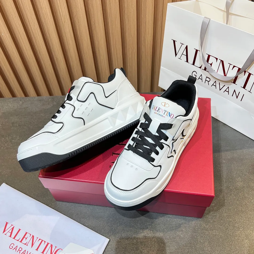👟👟Ex-factory price 660👟👟 𝑽𝒂𝒍𝒆𝒏𝒕𝒊𝒏𝒐Valentino 𝑶𝒏𝒆𝑺𝒕𝒖𝒅 Couple casual sports shoes series Valentino 2024 new couple sports shoes are on sale. The original ZP was purchased and dismantled. Repeated pattern making and modification. I tried my best to restore it one to one! Top luxury masterpiece Signature five-pointed star design Soft and comfortable genuine leather with contrasting colors brings excellent and elegant texture and excellent on-foot comfort Top purchasing version upper: imported calfskin surface/original oil edge craftsmanship Outsole: original development 𝐓𝐏𝐔 two-color combination outsole Packaging: original configuration complete package Code number: 34-𝟒𝟓